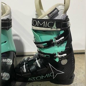 Atomic Silver Redster ski boots